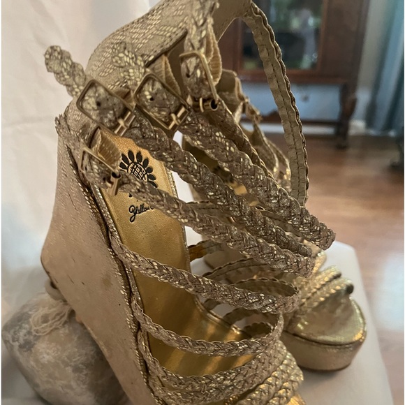 NWOT Woman’s 8.5 Yellow Box wedge $24 - Picture 4 of 7